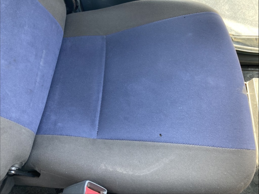 助手席シート座面に小穴が有ります。|三菱 ファイター TKG-FK61F(2WD)の写真43