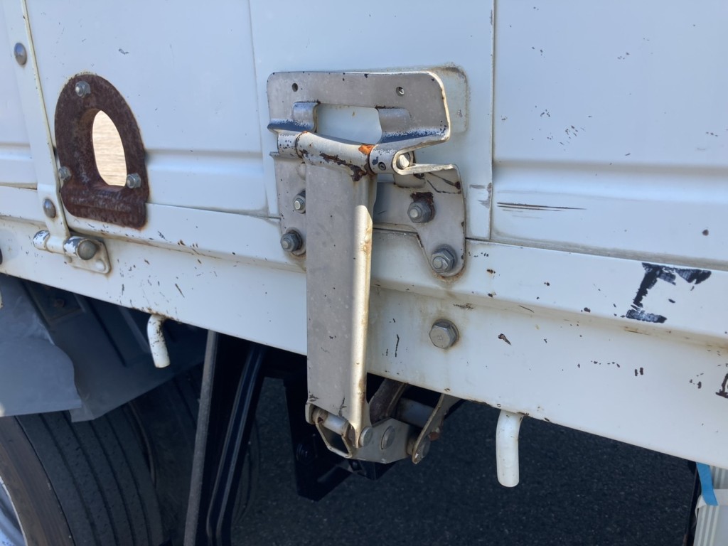 右セイコーラックに曲がりが有ります。|三菱 ファイター TKG-FK61F(2WD)の写真47