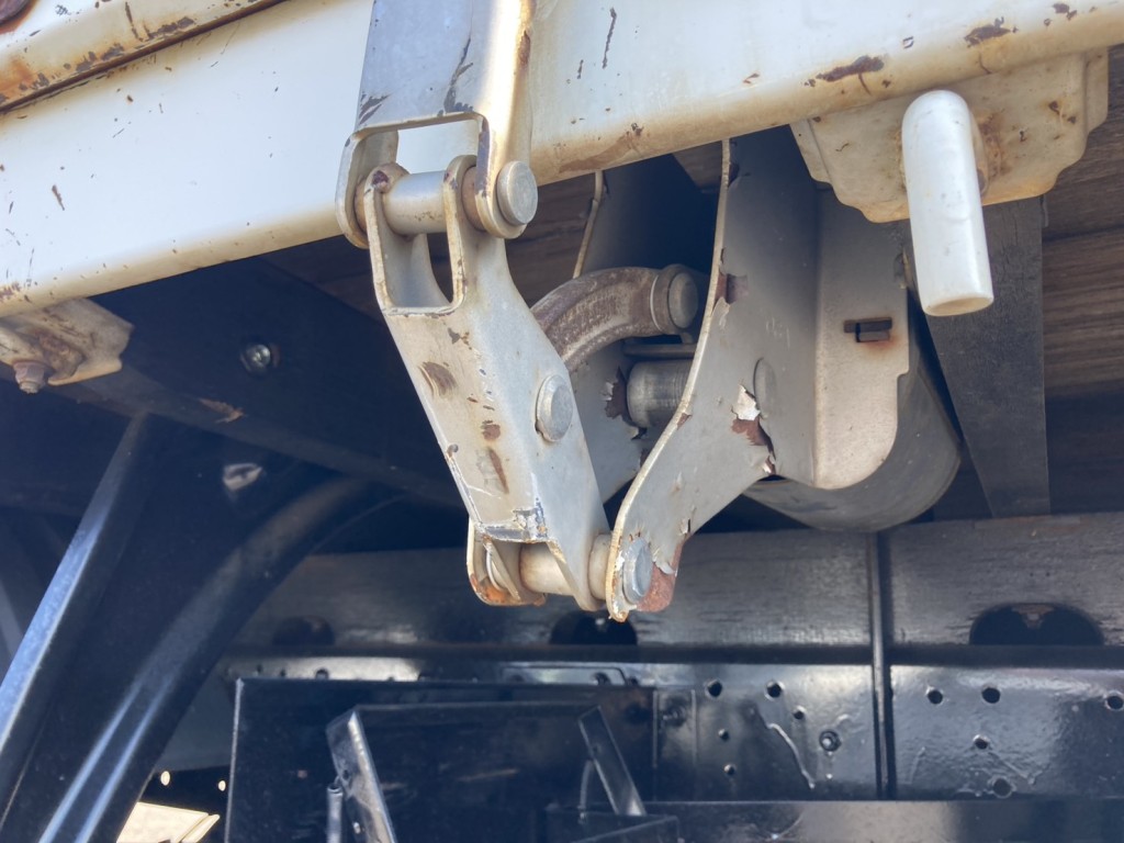 右セイコーラックに曲がりが有ります。|三菱 ファイター TKG-FK61F(2WD)の写真48