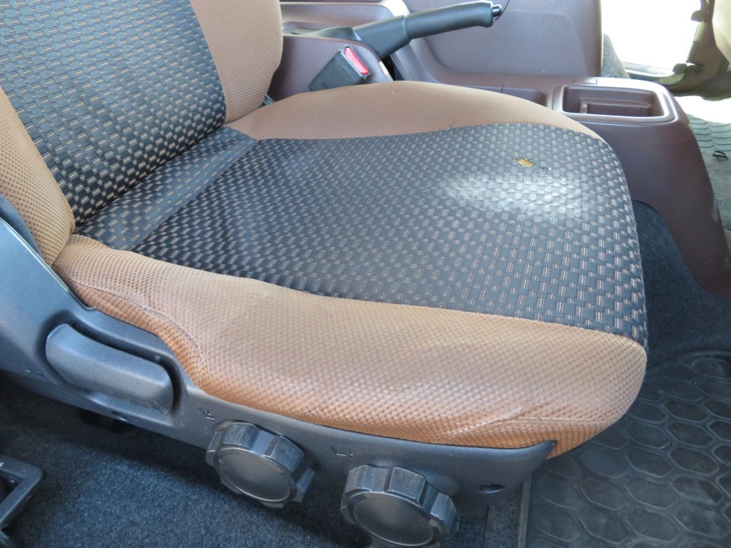 運転席座面にヘタリ・破れ・たばこの焦げ跡があります。|日野 レンジャー 2KG-FC2ABG(2WD)の写真7