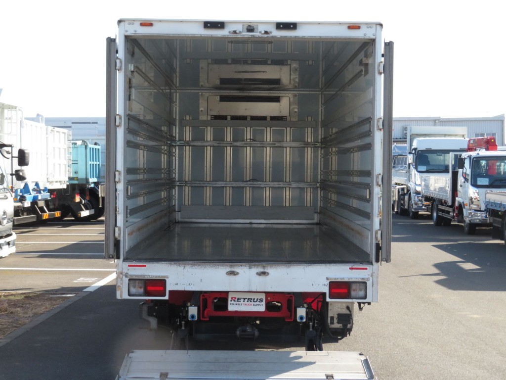 床はシステムフロアです。|日野 レンジャー 2KG-FC2ABG(2WD)の写真11