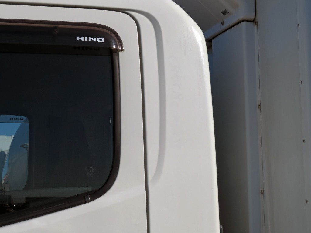 助手席側クォーターパネルに看板日焼け跡があります。|日野 レンジャー 2KG-FC2ABG(2WD)の写真32