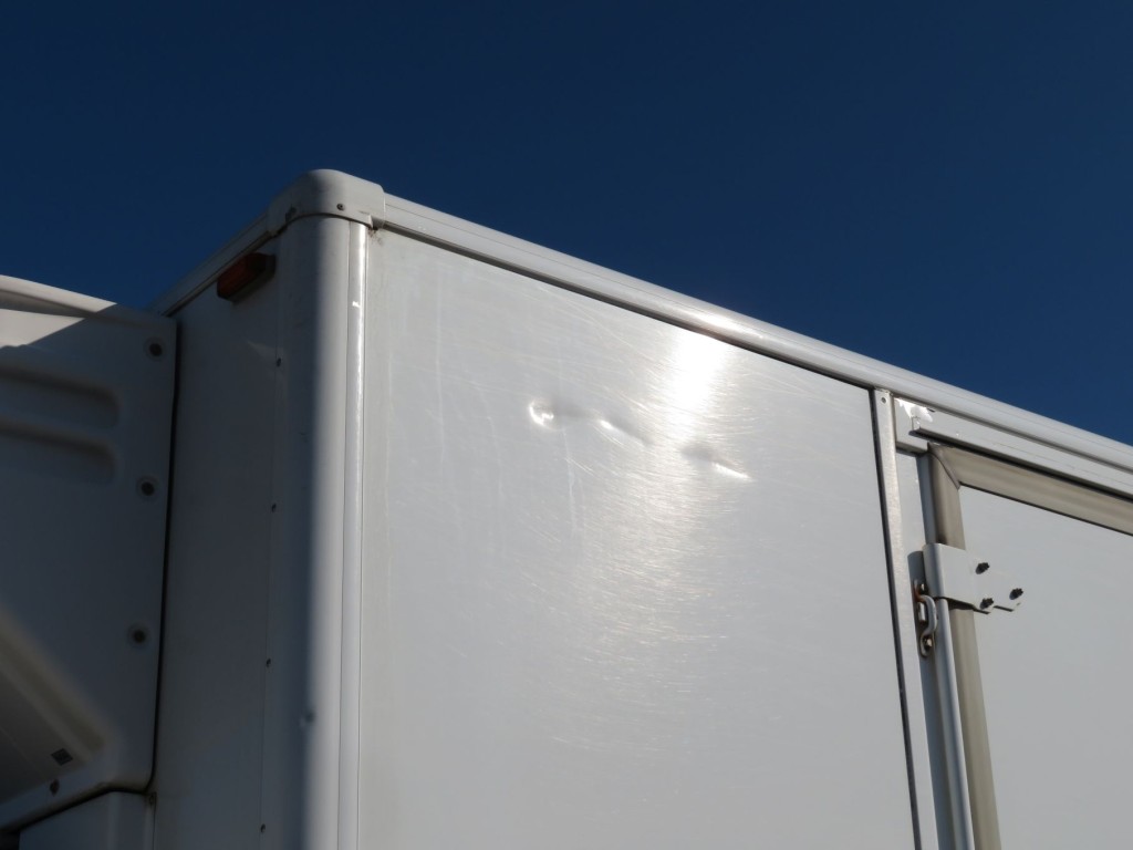 側面パネルにヘコミがあります。|日野 レンジャー 2KG-FC2ABG(2WD)の写真33