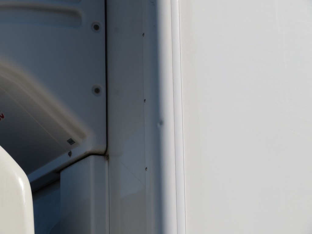 コーナー部にヘコミがあります。|日野 レンジャー 2KG-FC2ABG(2WD)の写真34