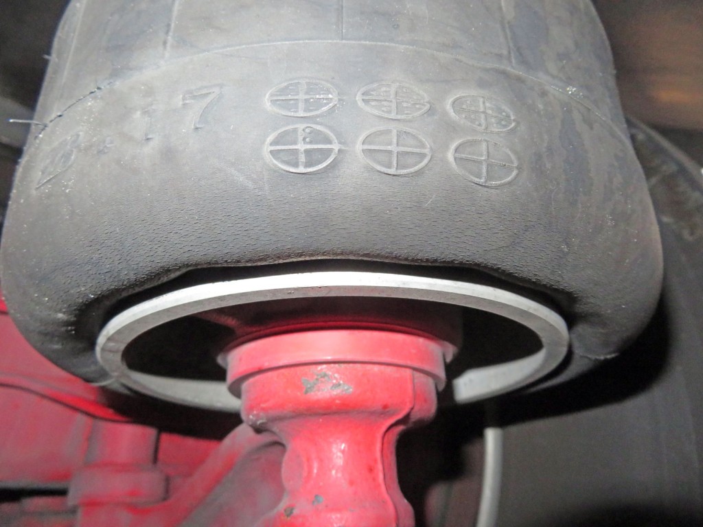 エアサスのベローズにヒビが入っています。|日野 レンジャー 2KG-FC2ABG(2WD)の写真36