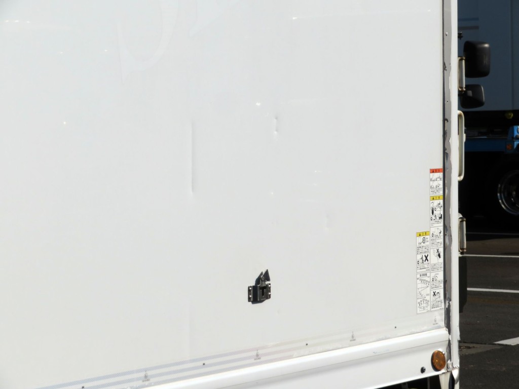 助手席側パネルにヘコミがあります。|日野 レンジャー 2KG-FC2ABG(2WD)の写真39