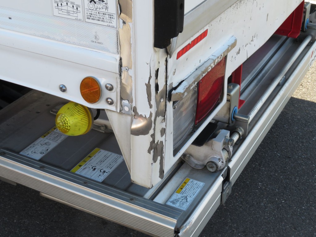 門口ポスト助手席側に曲がりがあります。|日野 レンジャー 2KG-FC2ABG(2WD)の写真40