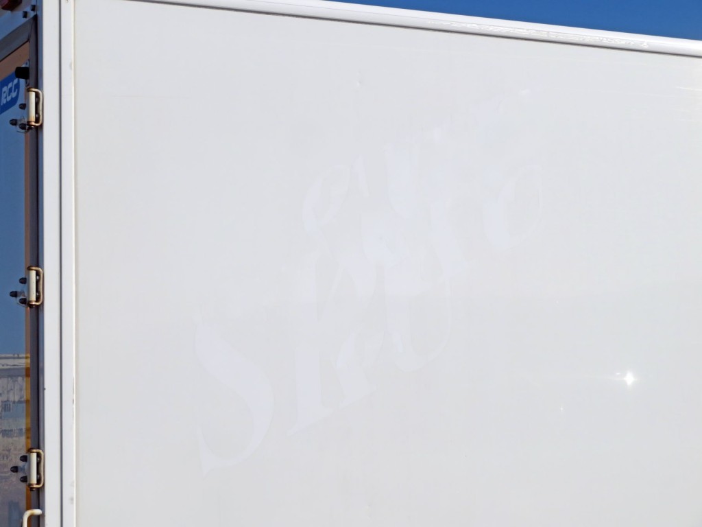 運転席側パネルに看板日焼け跡があります。|日野 レンジャー 2KG-FC2ABG(2WD)の写真49