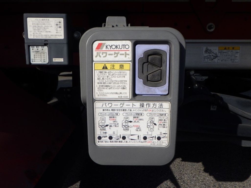 ゲートの操作スイッチです。|日野 レンジャー 2KG-FC2ABG(2WD)の写真15