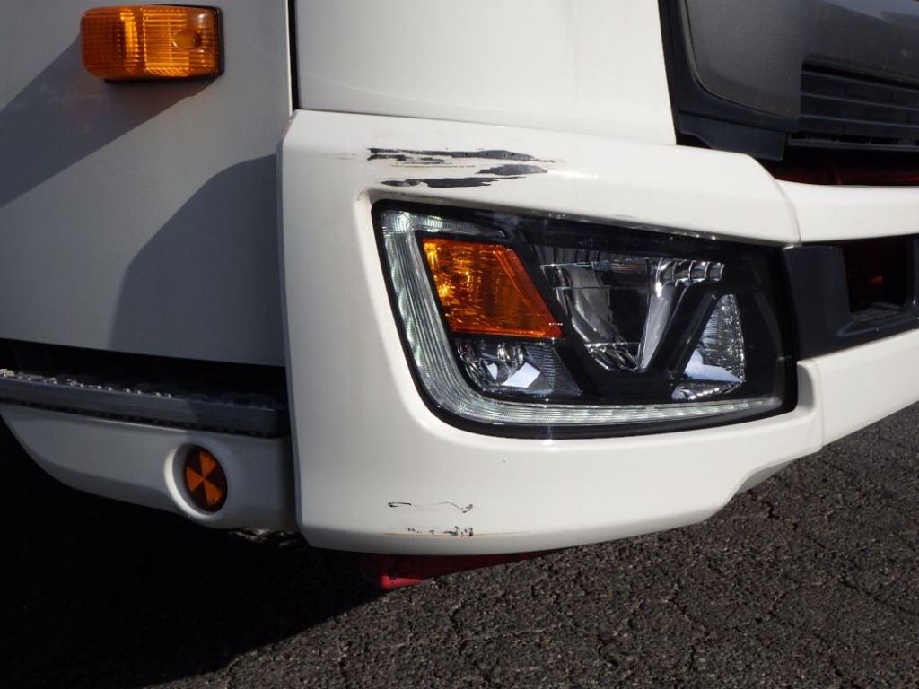 フロントバンパーの運転席側にキズがあります。（助手席側にもあります）|日野 レンジャー 2KG-FC2ABG(2WD)の写真32
