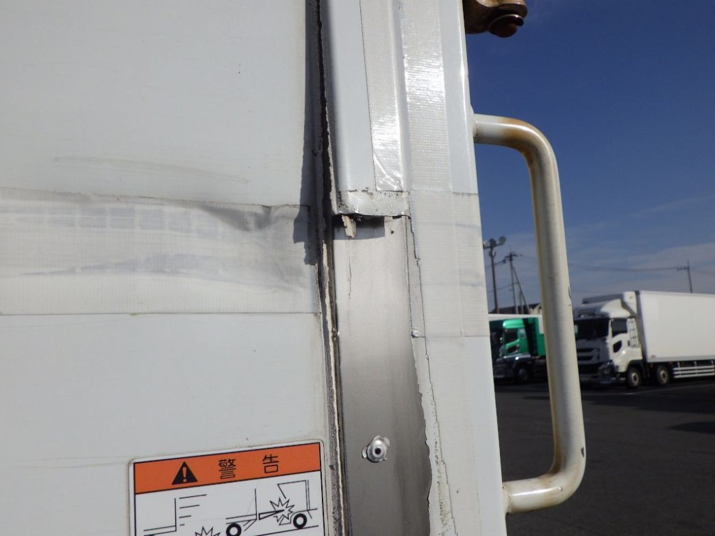 ボディー後方の助手席側にキズ・ヘコミ・割れがあります。|日野 レンジャー 2KG-FC2ABG(2WD)の写真37