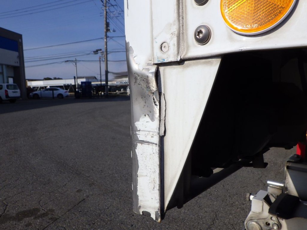 化粧板の両サイドにキズ・ヘコミがあります。|日野 レンジャー 2KG-FC2ABG(2WD)の写真38
