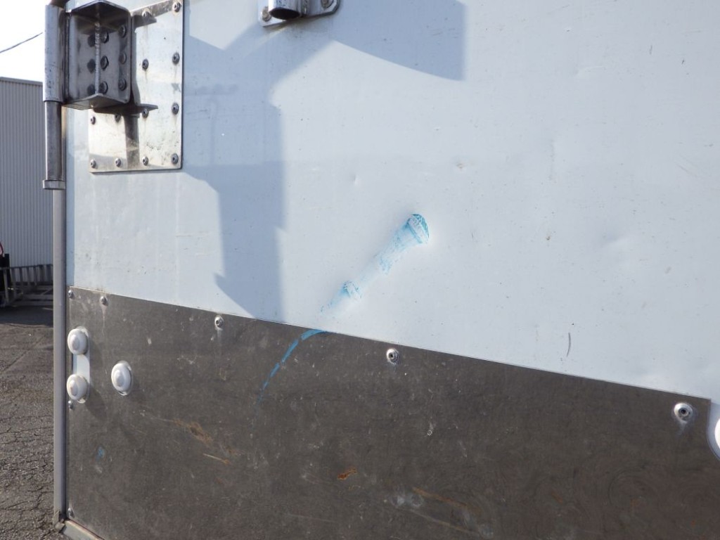 リヤ扉裏側にキズ・ヘコミがあります。|日野 レンジャー 2KG-FC2ABG(2WD)の写真41