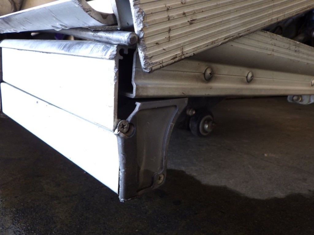 ゲートの運転席側に曲がりがあります。|日野 レンジャー 2KG-FC2ABG(2WD)の写真45