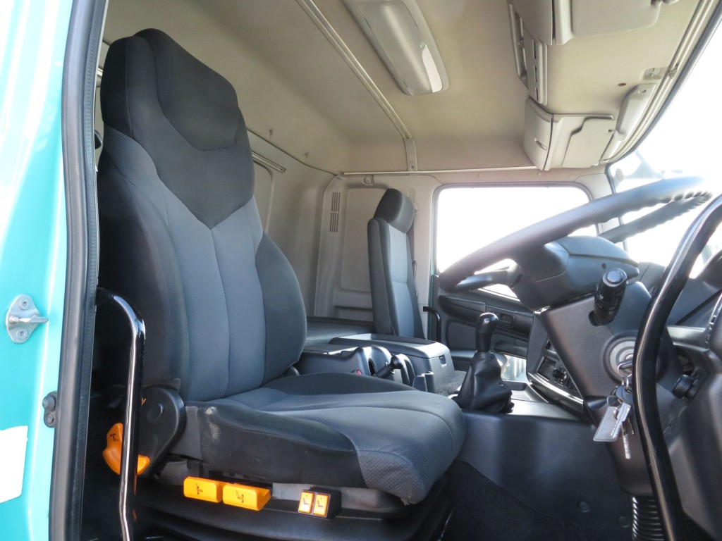 運転席座面にヘタリ・破れ・たばこの焦げ穴があいています。|日野 プロフィア QPG-FR1EXEGの写真6