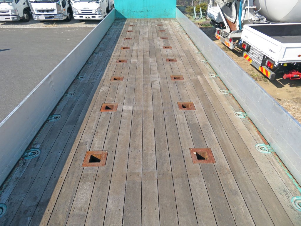 床にスタンション穴が9対あいています。|日野 プロフィア QPG-FR1EXEGの写真10