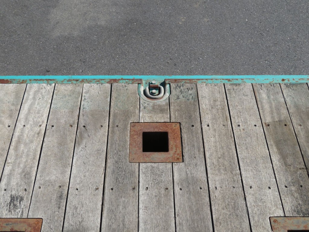 床後端中央にスタンション穴があいています。|日野 プロフィア QPG-FR1EXEGの写真11