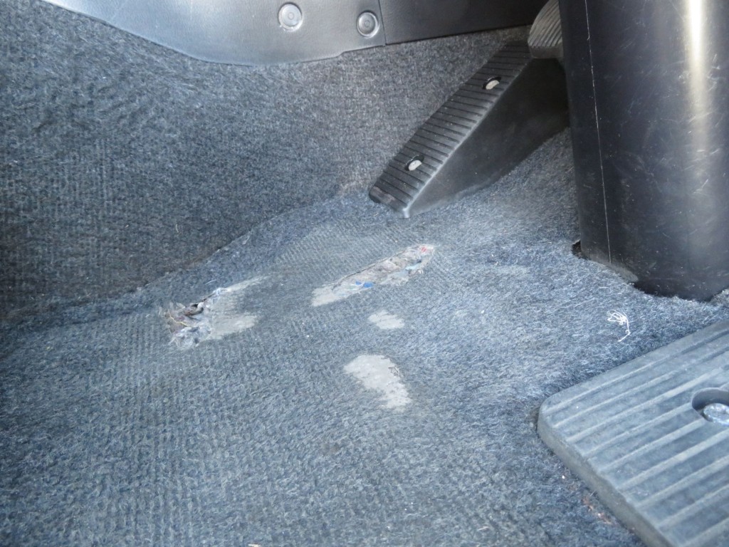 カーペットに破れがあります。|日野 プロフィア QPG-FR1EXEGの写真28