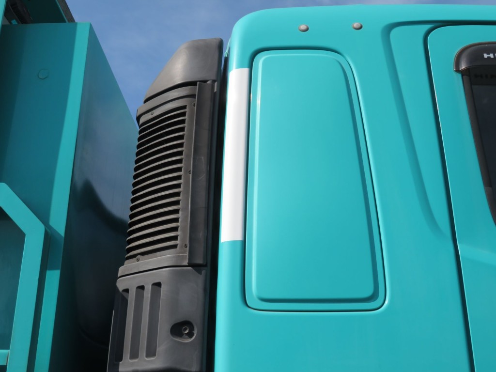 運転席側クォーターパネルに看板消し塗装がされています。|日野 プロフィア QPG-FR1EXEGの写真33