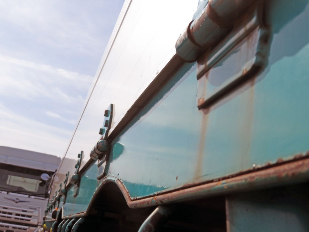 あおり下部に膨らみ箇所があります。|日野 プロフィア QPG-FR1EXEGの写真36