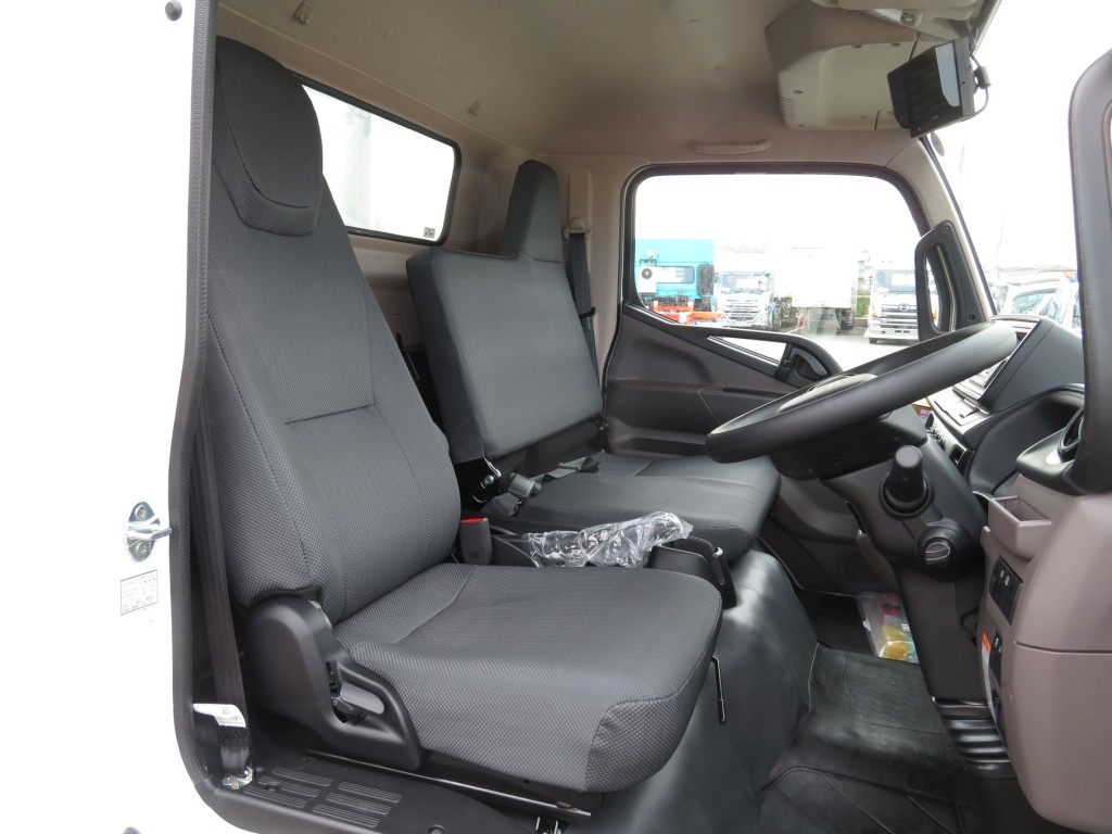 乗車定員は3名です。|三菱 キャンター 2PG-FEBM0(2WD)の写真8