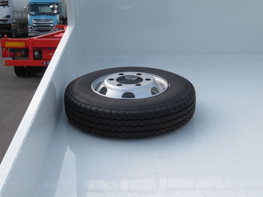 スペアタイヤは荷台に載せられています。|三菱 キャンター 2PG-FEBM0(2WD)の写真15