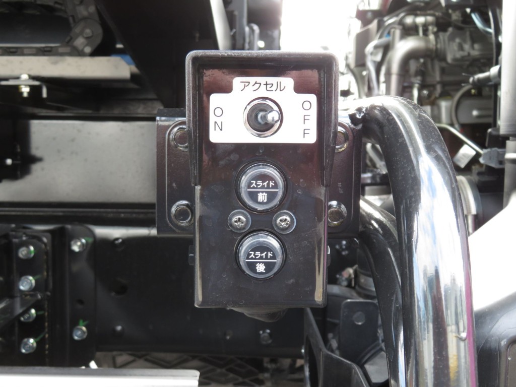 スライドの操作スイッチです。|三菱 キャンター 2PG-FEBM0(2WD)の写真16