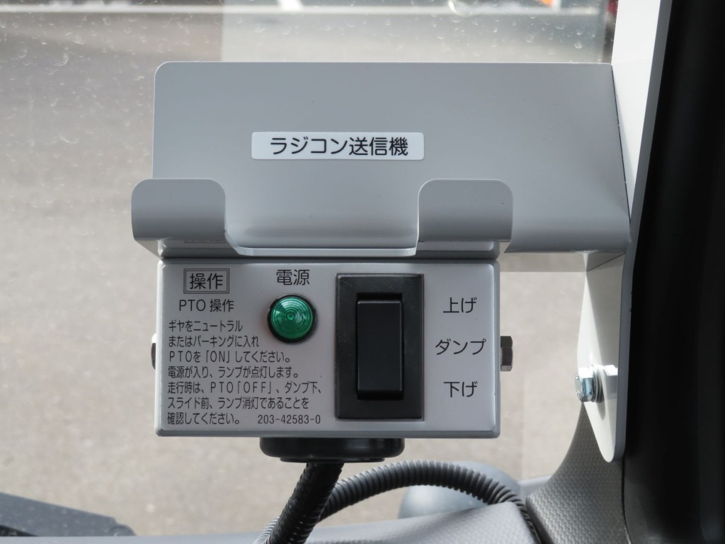 ダンプの操作スイッチです。|三菱 キャンター 2PG-FEBM0(2WD)の写真18