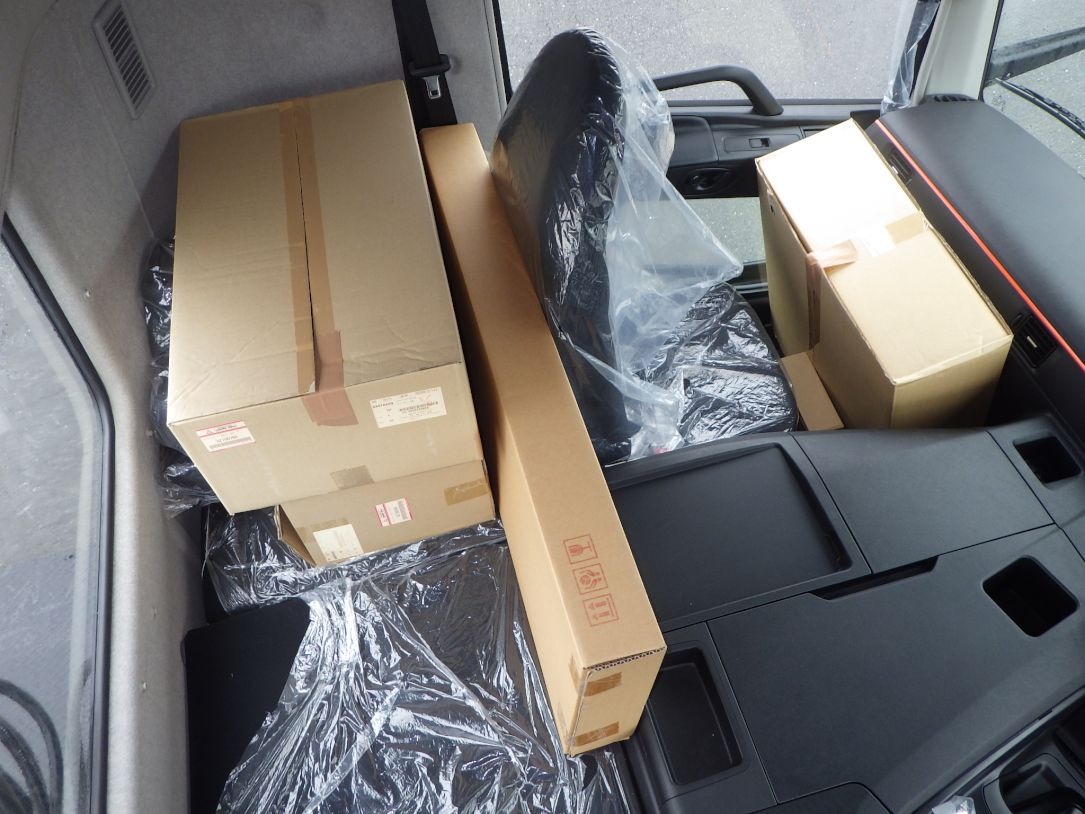 キャブ内に付属品が積んであります。|三菱 スーパーグレート 2KG-FV80VJR(2WD)の写真17