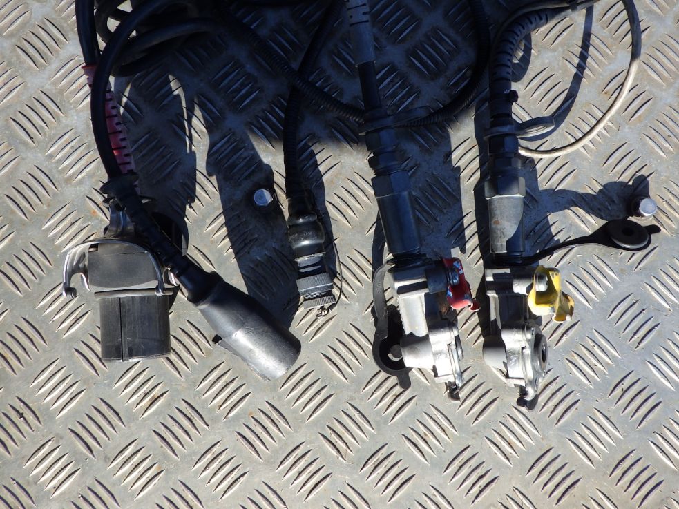 接続コネクターの状態です。|いすゞ ギガ QKG-EXD52BDの写真10