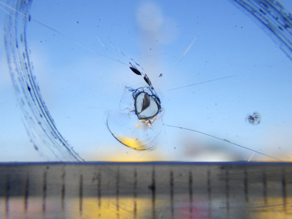 フロントガラスに飛び石キズがあります。|いすゞ ギガ QKG-EXD52BDの写真14