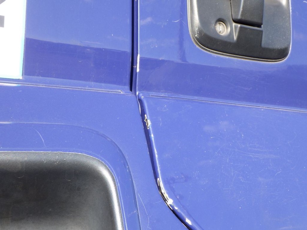 運転席側ドアにキズがあります。（助手席側にもあります）|いすゞ ギガ QKG-EXD52BDの写真20