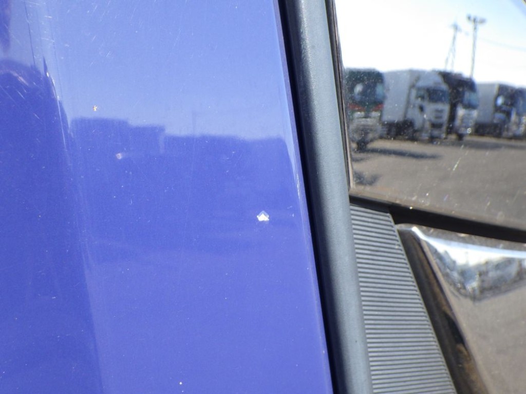 フロントガラスに飛び石キズがあります。|いすゞ ギガ QKG-EXD52BDの写真23