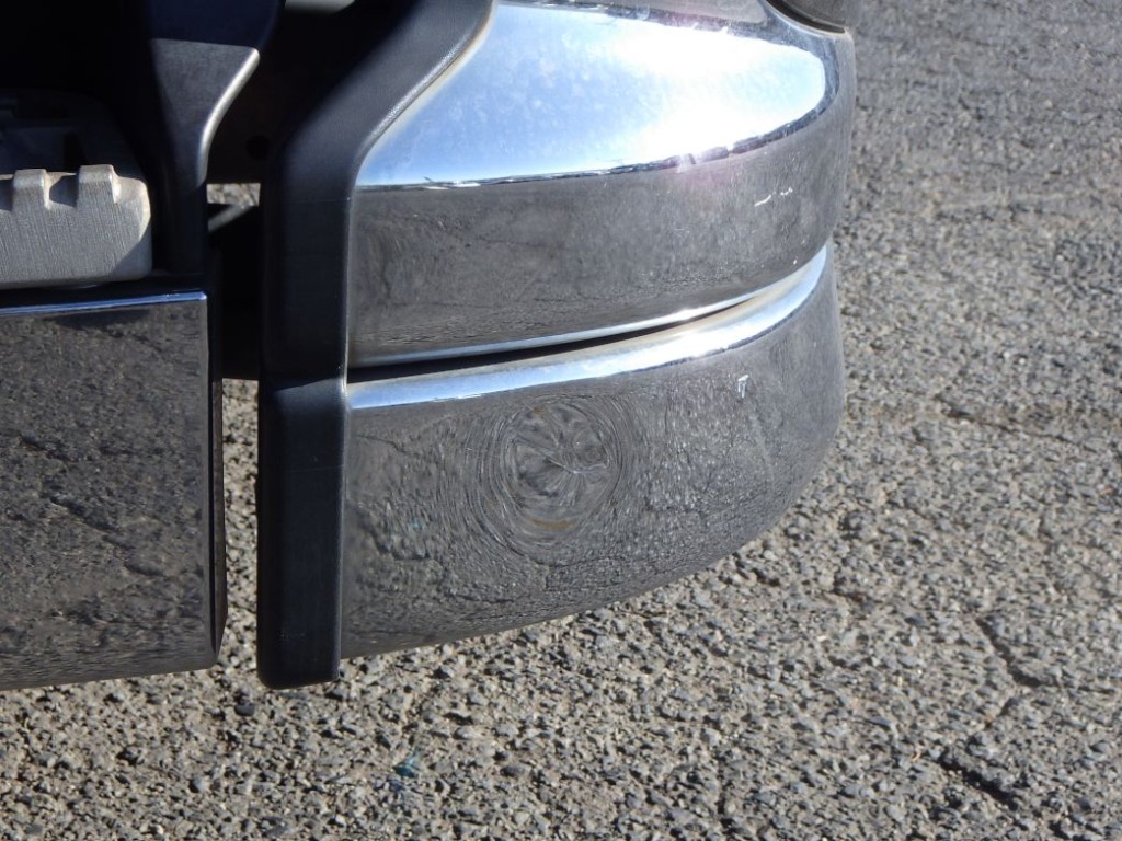 フロントバンパーの運転席側にキズ・ヘコミがあります。|いすゞ ギガ QKG-EXD52BDの写真24