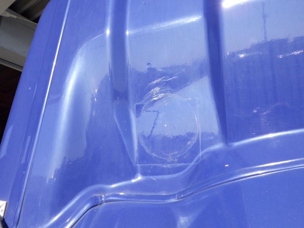 キャブ裏側に看板キズがあります。|いすゞ ギガ QKG-EXD52BDの写真25