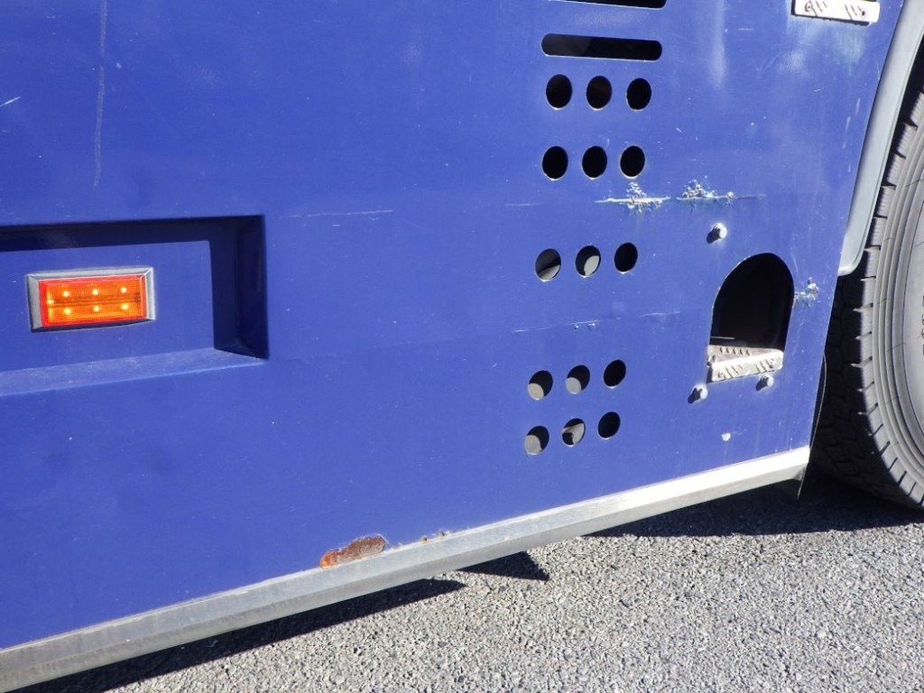 運転席側サイドガードにキズ・サビがあります。（助手席側にもあります）|いすゞ ギガ QKG-EXD52BDの写真28