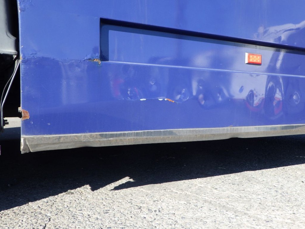 左右のサイドガード下側にキズ・ヘコミがあります。|いすゞ ギガ QKG-EXD52BDの写真29