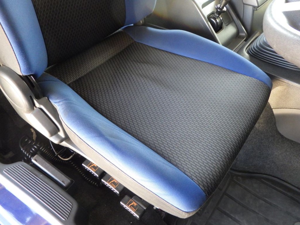 運転席座面にヘタリがあります。|いすゞ ギガ QKG-EXD52BDの写真30