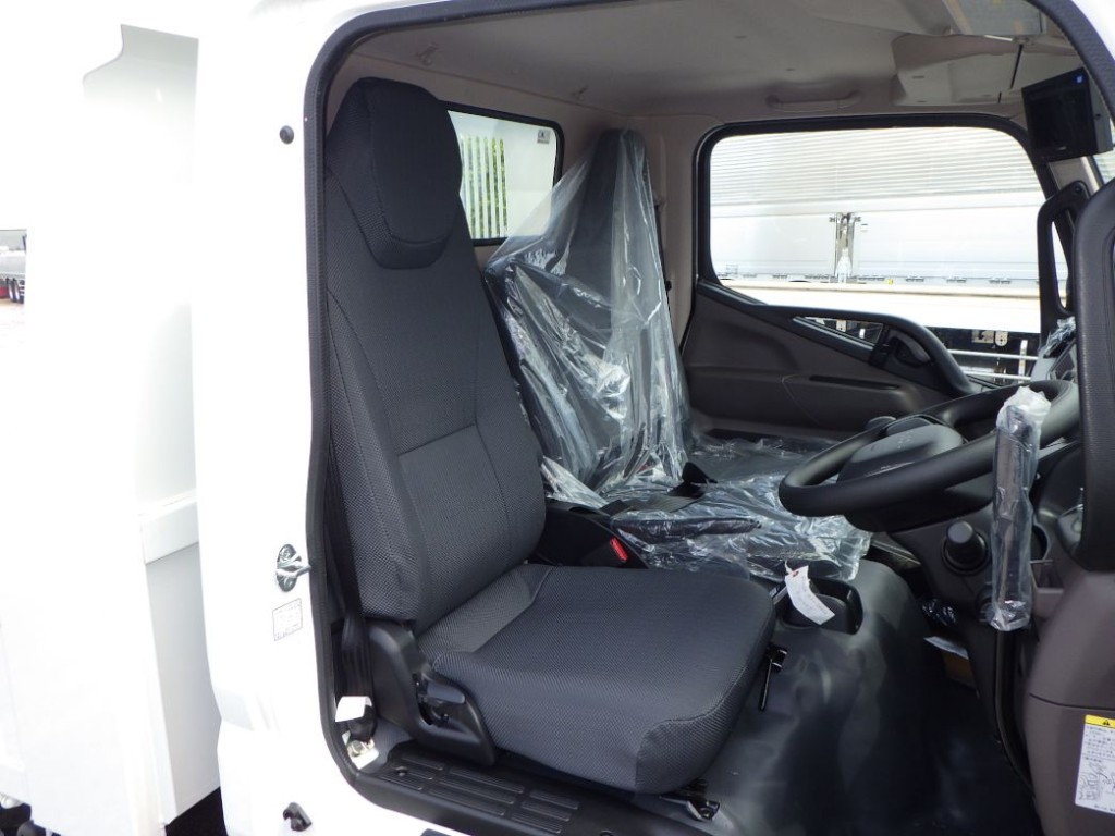 乗車定員は3名です。|三菱 キャンター 2RG-FBA60(2WD)の写真7
