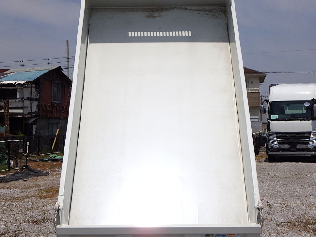床は鉄板です。|三菱 キャンター 2RG-FBA60(2WD)の写真9