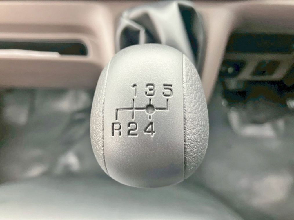 ＭＴ5速です。|三菱 キャンター 2RG-FBA60(2WD)の写真27