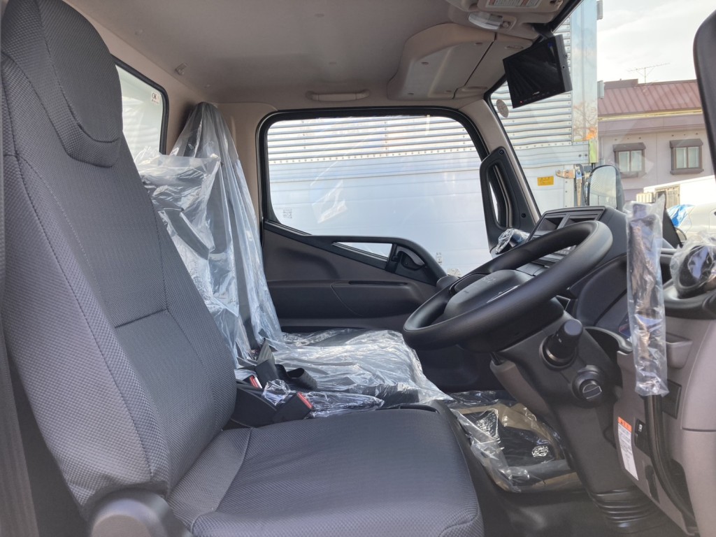 車内です。|三菱 キャンター 2RG-FBA60(2WD)の写真9