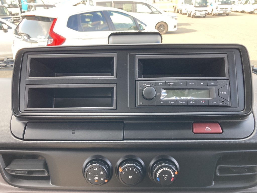 インパネ周りです。|三菱 キャンター 2RG-FBA60(2WD)の写真29