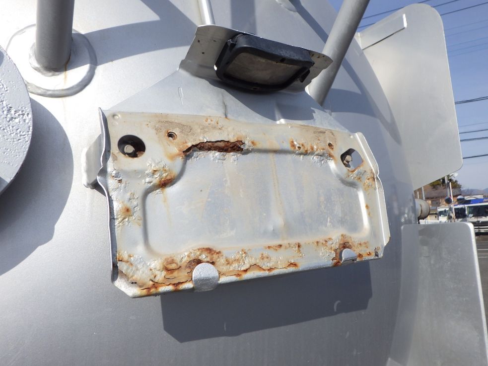 ナンバーブラケットにサビ・曲がりがあります。|日野 レンジャー 2KG-FD2ABA(2WD)の写真35