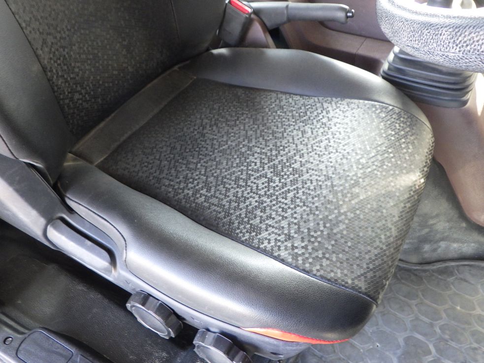 運転席座面にヘタリがあります。|日野 レンジャー 2KG-FD2ABA(2WD)の写真38