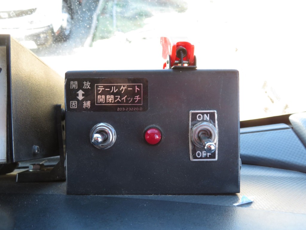 テールゲートロックの開閉スイッチです。|いすゞ フォワード QKG-FVR34U2の写真15