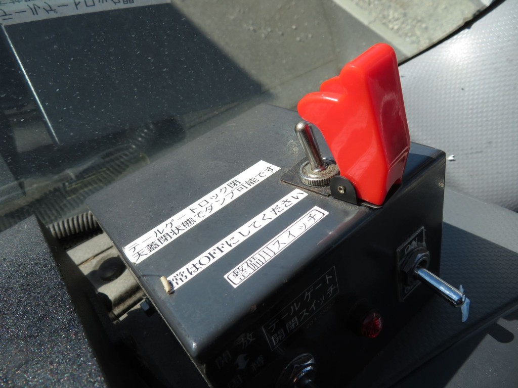 テールゲートロックの開閉スイッチボックスの上部に主電源スイッチがあります。|いすゞ フォワード QKG-FVR34U2の写真16