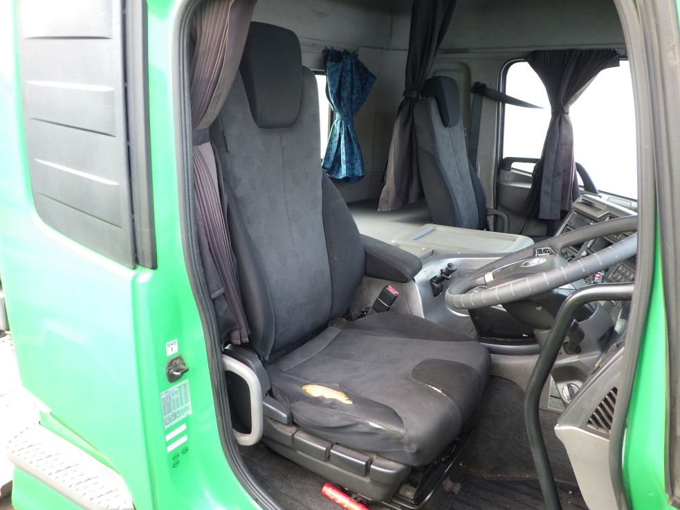 乗車定員は２名です。|UDトラックス クオン 2PG-GK5AABの写真6