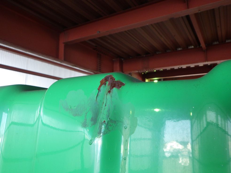 キャブ後方にキズ・サビ・ヘコミがあります。|UDトラックス クオン 2PG-GK5AABの写真23