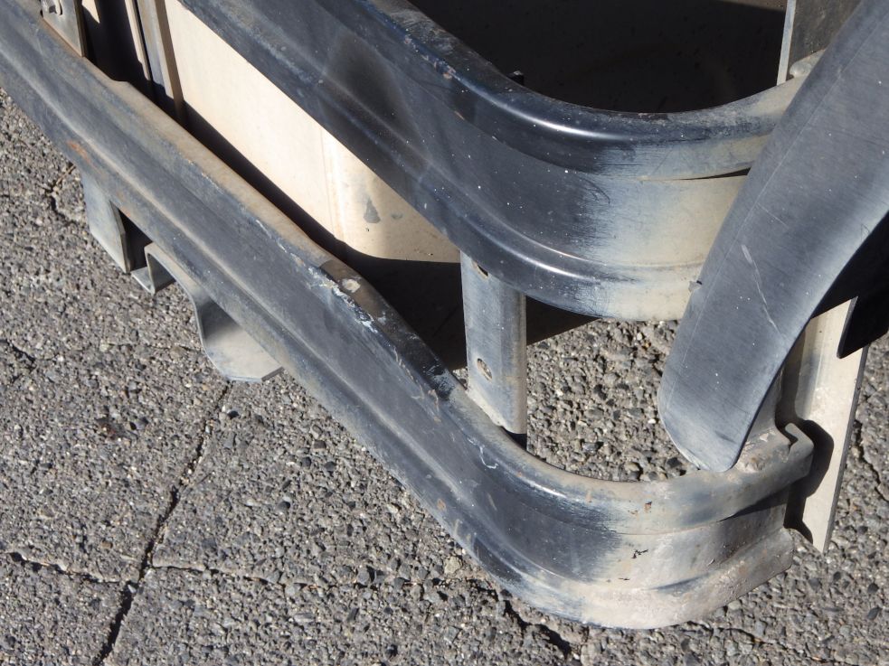 助手席側サイドバンパーにキズ・サビ・曲がりがあります。|UDトラックス クオン 2PG-GK5AABの写真25